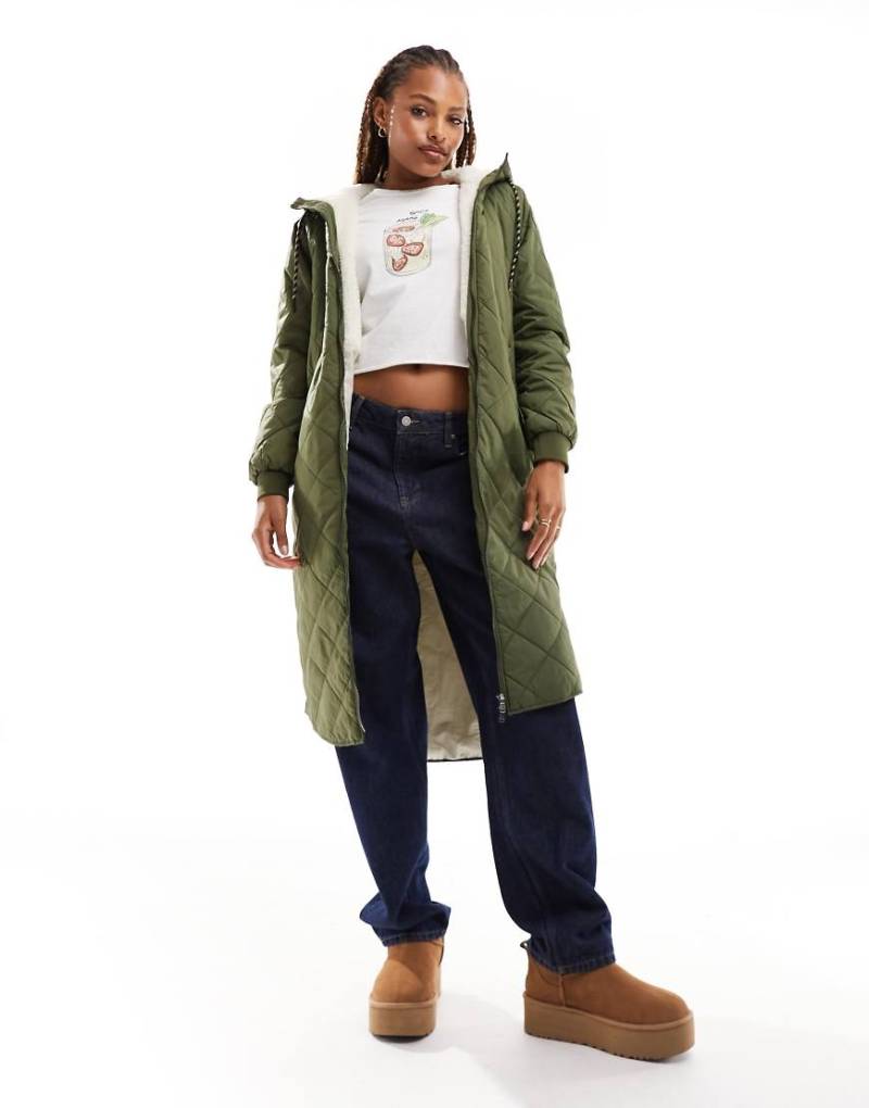 Only - Langer Steppmantel in Khaki mit Kapuze mit Teddyfutter-Grün von ONLY
