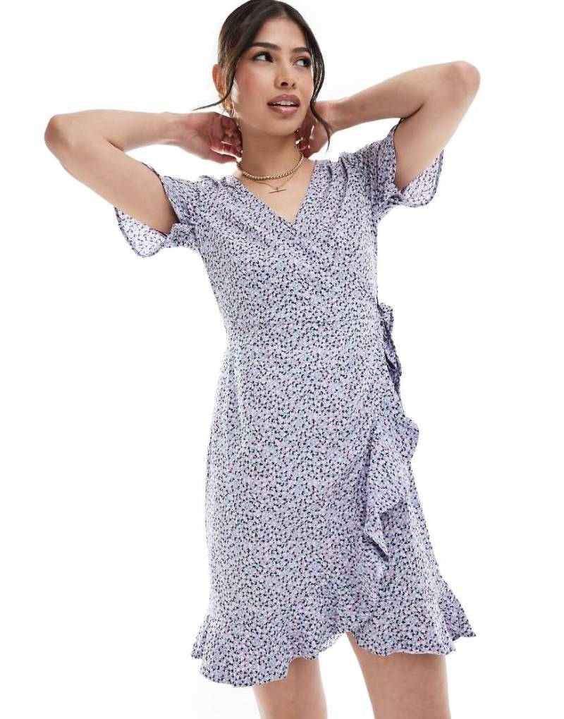 Only - Mini-Wickelkleid in Flieder mit Rüschen und Blümchenmuster-Lila von ONLY