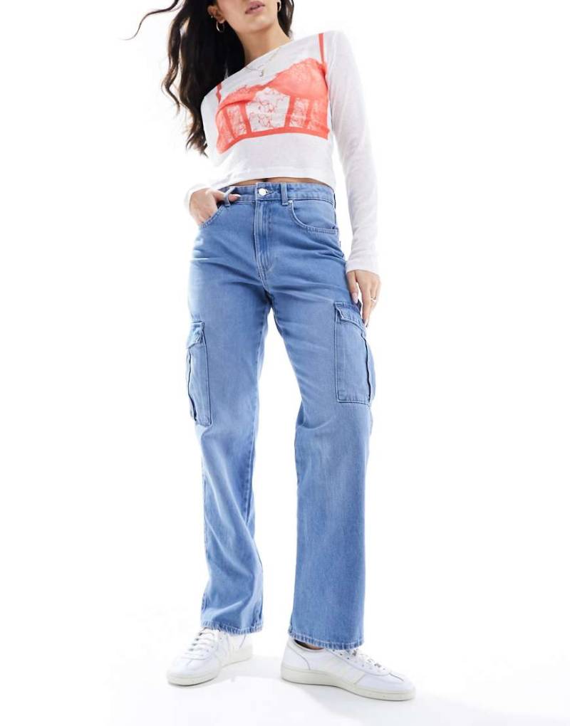 Only - Riley - Gerade geschnittene Cargo-Jeans in hellblauer Waschung mit hohem Bund von ONLY
