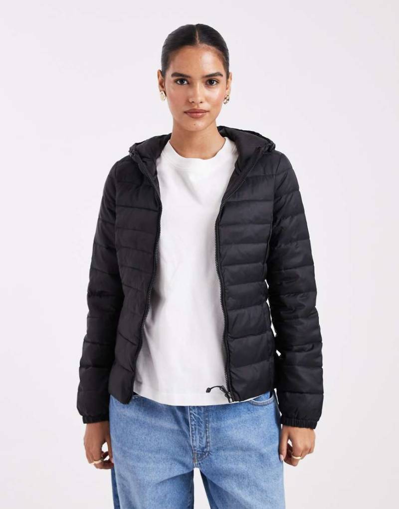 Only - Wattierte Jacke in Schwarz mit Kapuze von ONLY