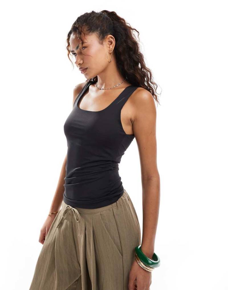 Only - Wendbares, nahtloses Trägertop in Schwarz mit eckigem Ausschnitt von ONLY