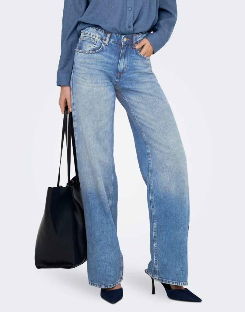 Only - Wide-Fit-Jeans in hellem Denim-Mittelblau von ONLY