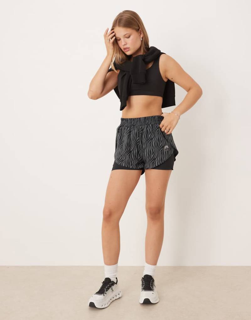 OOSC - Elite - 2-in-1-Laufshorts in Schwarz mit Tigerfellmuster von OOSC