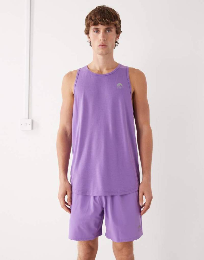 OOSC - Elite Activewear - Shorts in Lila von OOSC