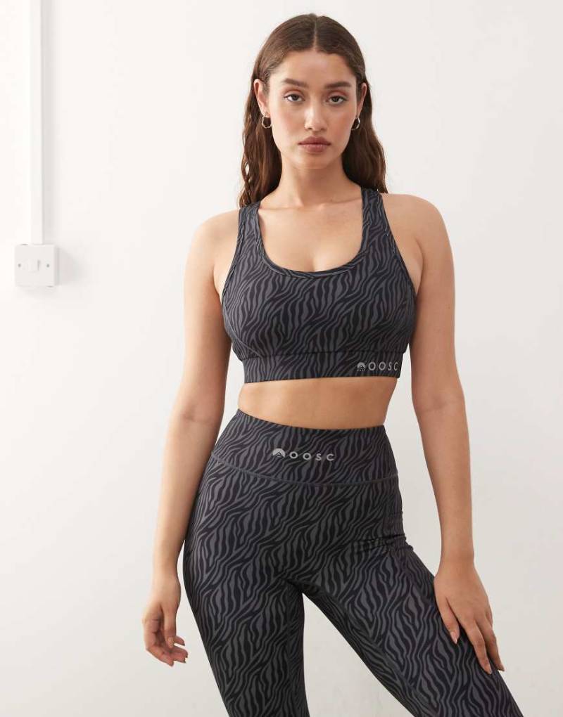 OOSC - Elite - Sport-BH in Schwarz mit hoher Stützfunktion und überkreuzten Trägern am Rücken von OOSC