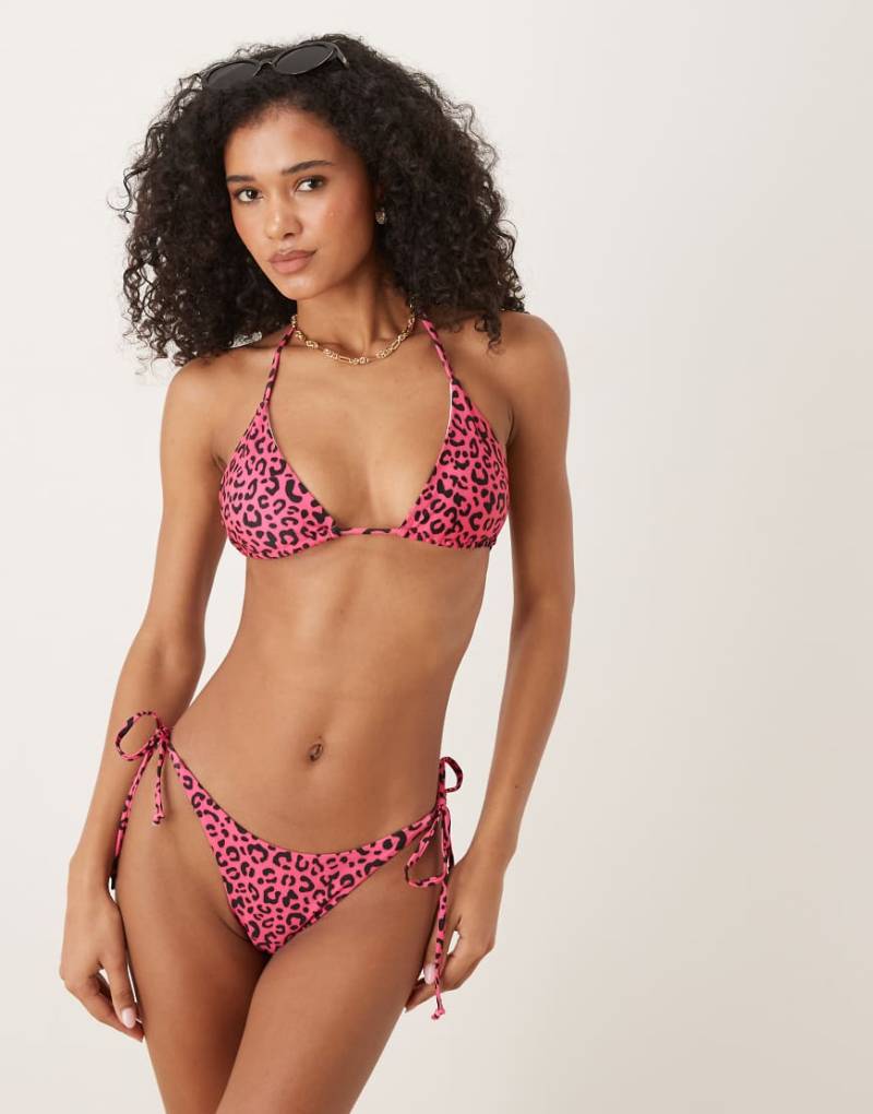 OOSC - Seitlich gebundene Bikinihose in Rosa mit Leopardenmuster von OOSC