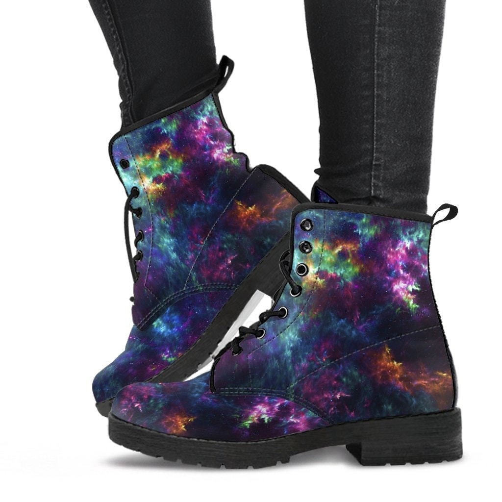 Galaxy Damen Stiefel, Vegane Lederstiefel Für Frauen, Stiefel Männer, Kampfstil, Bunte Geschenk Frauen Unikat Design von OQStore