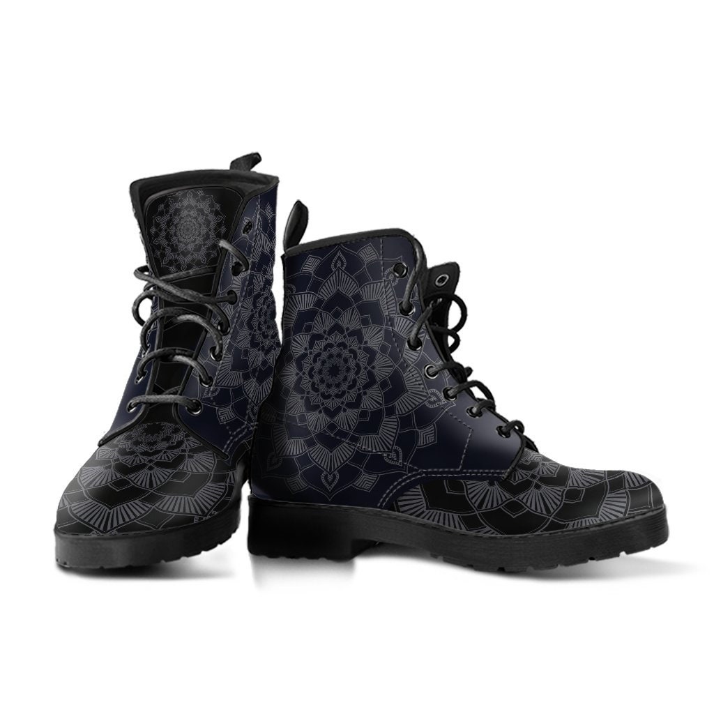 Graue Mandala Damenstiefel, Vegane Lederstiefel Für Frauen Graue Stiefel Männer, Kampfstil Geschenk Unikat Design von OQStore