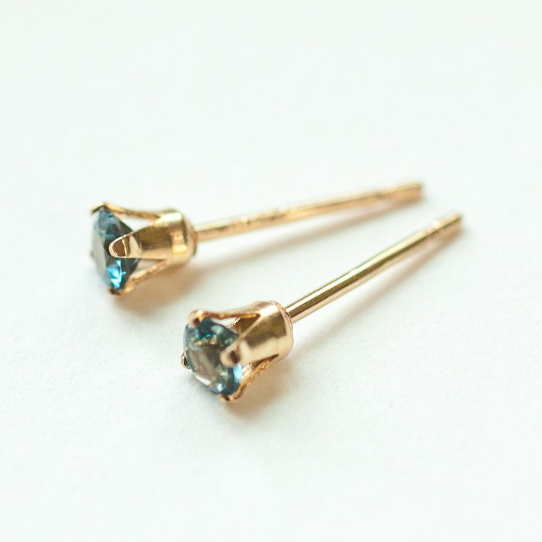 London Blau Topas Post Ohrringe, 14 K Gold Gefüllt, 3mm Ohrstecker London Blau Topas Post Ohrringe, 14 K Gold Gefüllt, 3mm Ohrstecker von ORIENTMINERAL