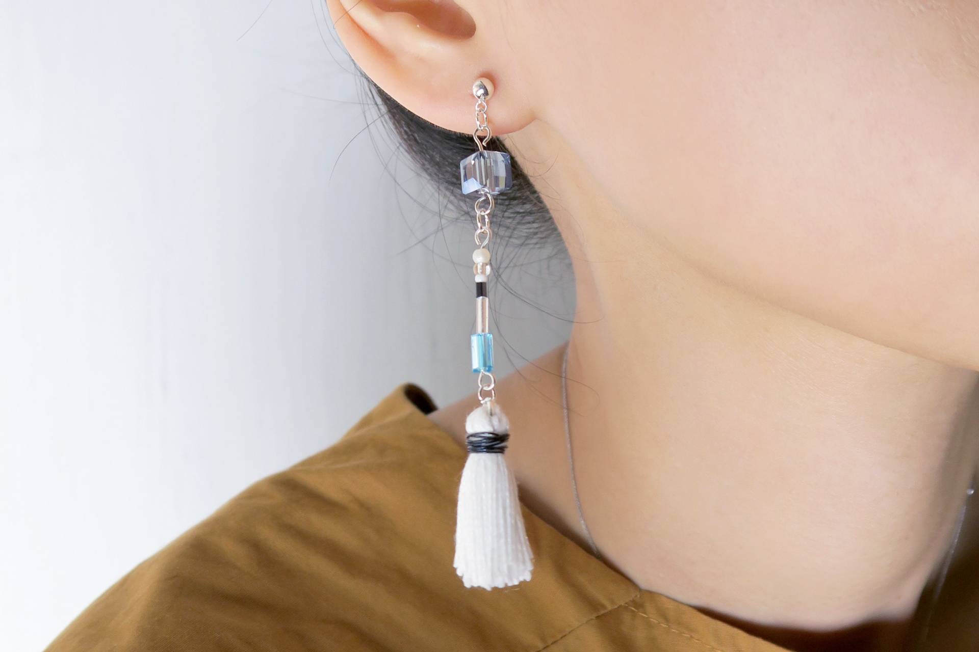 Weißer Stickerei Thread Zahnseide Quaste Baumeln Ohrringe/Kunststoff Blau Crystal Cube Perlen/925 Silber Post Ohrringe/Clip-On Erhältlich Weißer Stickerei Thread Zahnseide Quaste Baumeln Ohrringe/Kunststoff Blau Crystal Cube Perlen/925 Silber Post Ohrringe/Clip-On Erhältlich von OUDdesignstore