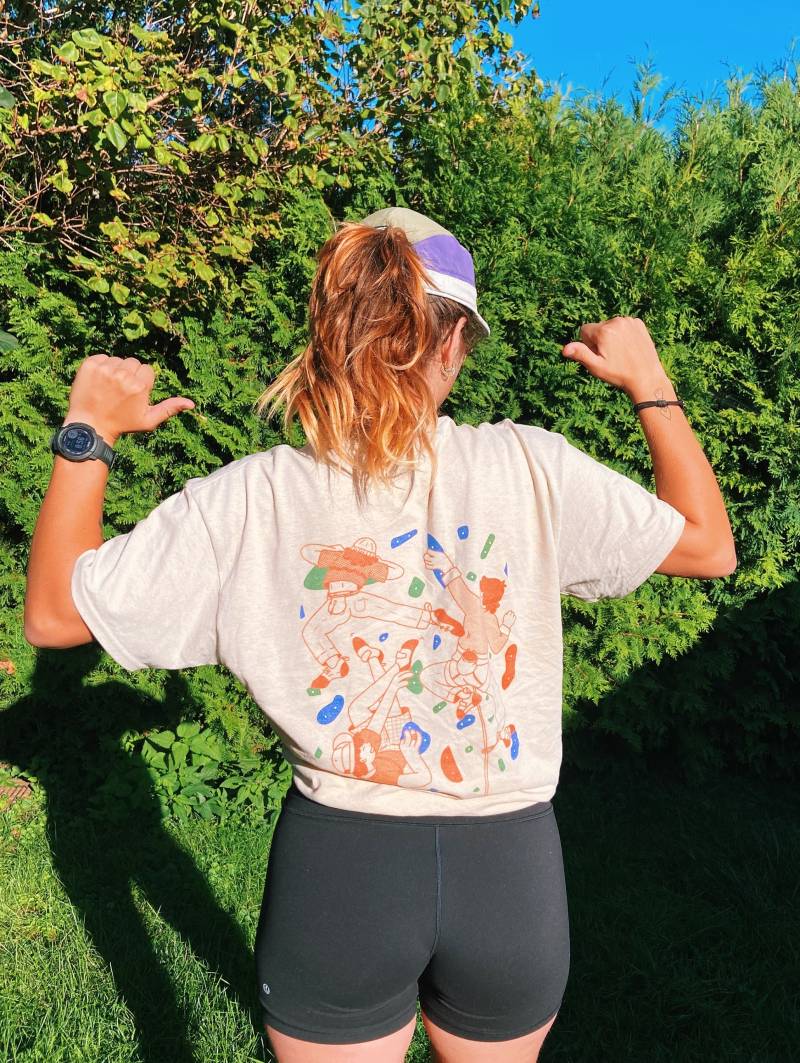 Handmade Climbing Friends Shirt Back Print | Unisex, Made To Order Handmade Climbing Friends Shirt Back Print | Unisex, Made To Order von OUTTHERECOLLECTIVE