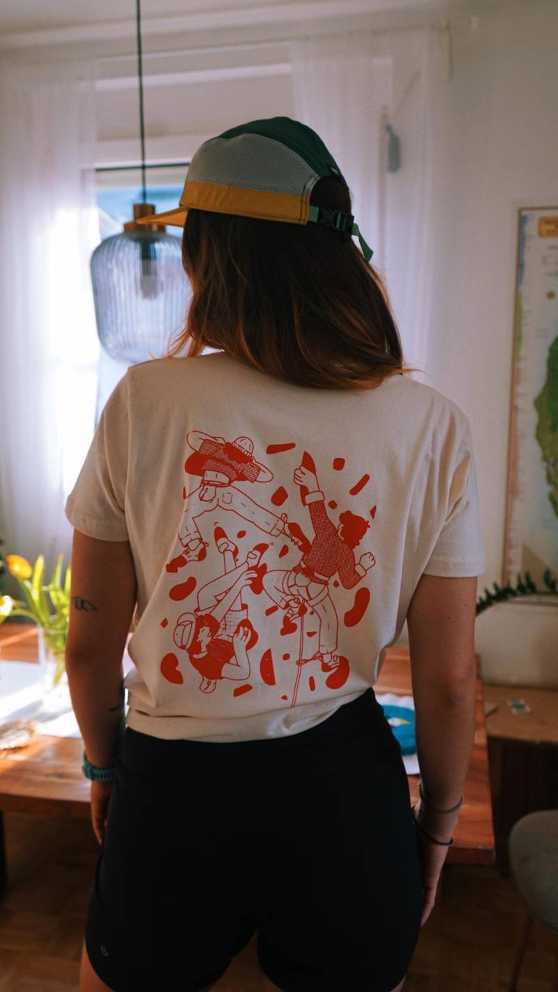 Handmade Climbing Friends Shirt Back Print Red | Unisex, Made To Order von OUTTHERECOLLECTIVE
