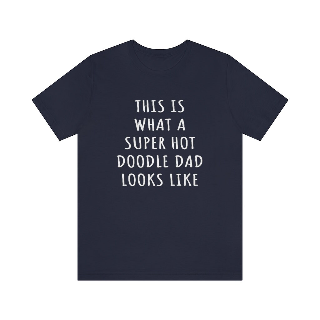 Doodle Dad Shirt, So Sieht Ein Super Heißer Aus T-Shirt, Goldendoodle, Labradoodle, Hund Vatertags-Shirt von OUToftheBOXGiftShop