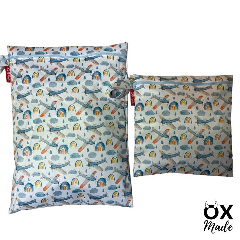 Wetbag "Flugzeug" Personalisierte Nasstasche Badetasche Flieger Regenbogen Blau Weiß Kita Schwimmbad Wechselkleidung Wickeltasche By Oxmade Wetbag "Flugzeug" Personalisierte Nasstasche Badetasche Flieger Regenbogen Blau Weiß Kita Schwimmbad Wechselkleidung Wickeltasche By Oxmade von OXmade