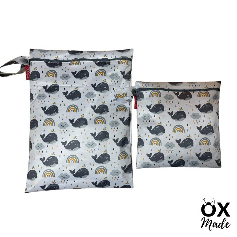 Wetbag "Wale" Personalisierte Nasstasche Badetasche Maritim Regenbogen Wolken Weiß Grau By Oxmade von OXmade