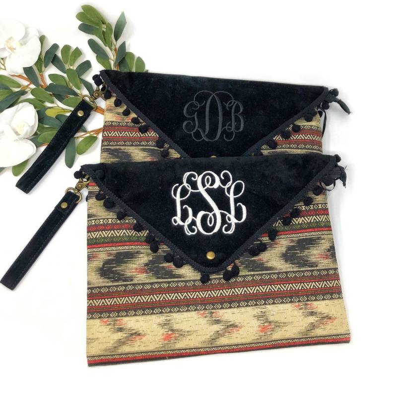 Monogrammierte Azteken Pompom Crossbody Geldbörse, Große Clutch, Monogramm Damen Clutch von OakandBlossom