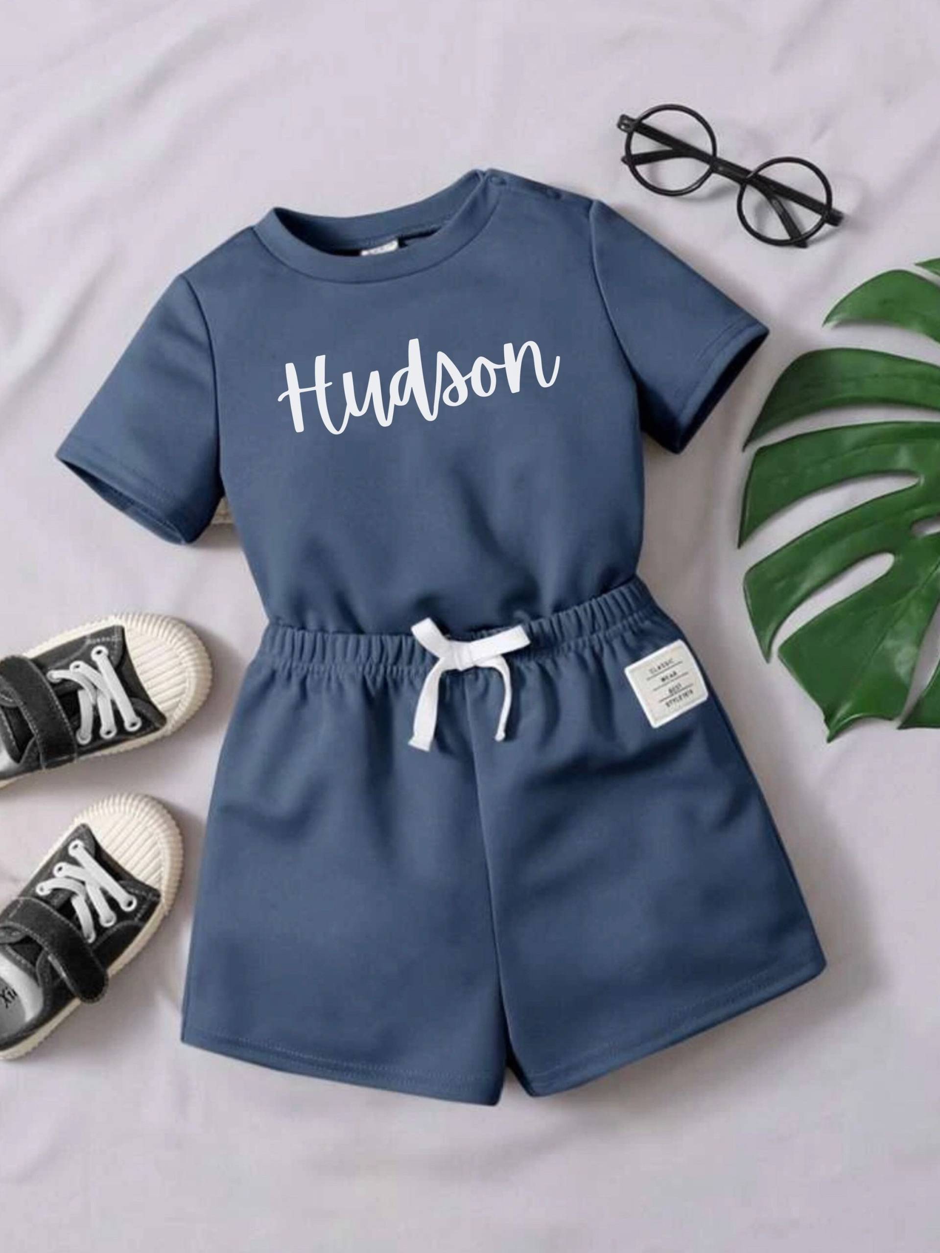 Benutzerdefinierte Personalisierte Baby Jungen T-Shirt Und Krawatte Vorne Shorts Outfit | Neutral Passendes Set Für Säugling Junge Nach Hause von OakleyMoonDesigns