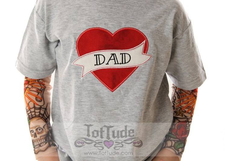 Tattoo Sleeve Heather Gray T Shirt Mit Mama Oder Papa-Herz-Applikationen Für Baby Und Kleinkind Tattoo Sleeve Heather Gray T Shirt Mit Mama Oder Papa-Herz-Applikationen Für Baby Und Kleinkind von OakleyandBrooks