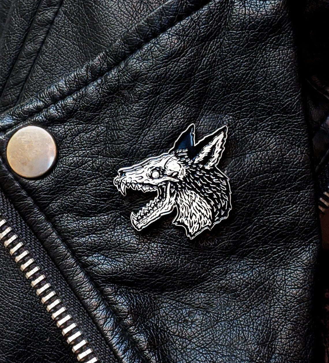 Pest Fuchs Emaille Pin von OakthornStudios