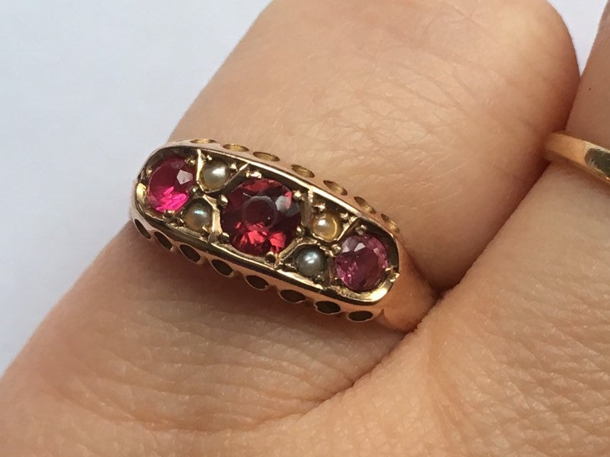 Antike Rubin Und Samen Perle 9Ct Gold Ring Größe O -P Breites Band Antike Rubin Und Samen Perle 9Ct Gold Ring Größe O -P Breites Band von OaktreeCornerGB