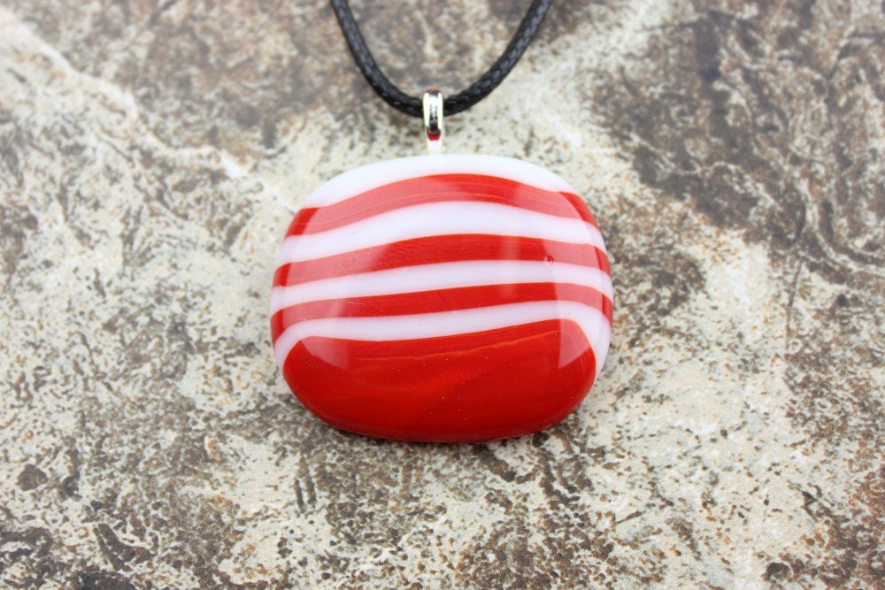 Rot Und Weiß Gestreifte Glas Anhänger, Festliche Geschmolzene Halskette Rot Und Weiß Gestreifte Glas Anhänger, Festliche Geschmolzene Halskette von OakviewArts