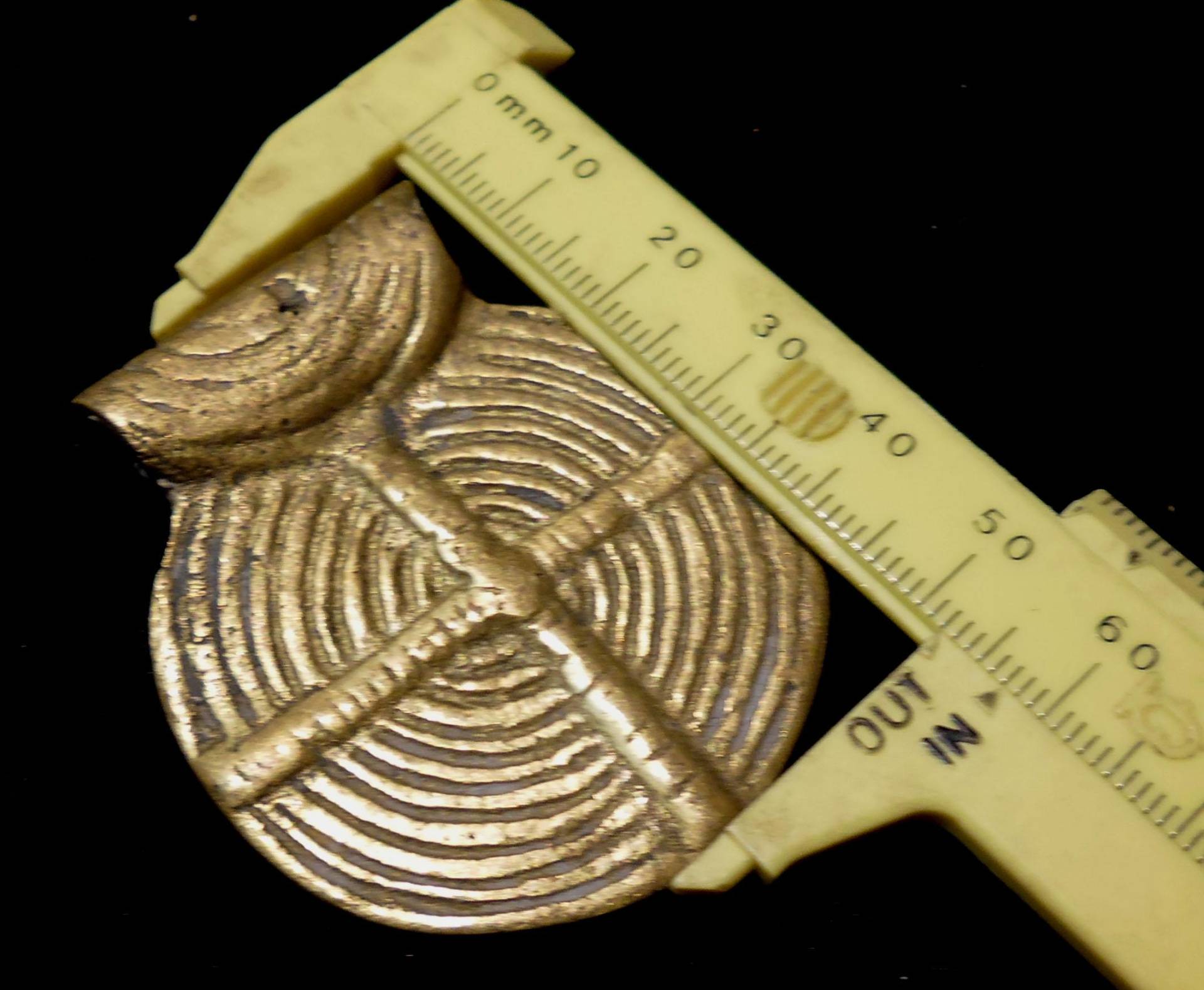 Alter Messing Amulett Anhänger Aus Indien, 45x52 Mm Alter Messing Amulett Anhänger Aus Indien, 45x52 Mm von OasisAfricanTrade