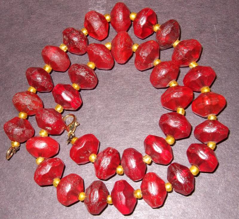 Rote Vaseline Boho African Trade Perlenkette Mit Goldenen Glas-Spacern, 48cm von OasisAfricanTrade