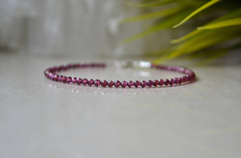 Echter Granat Armband - Femme, Zarter Roter Kristallschmuck, Januar Geburtsstein, 2 Mm Perlenarmband Mit Sterling Silber Verschluss von OberiaJewelry