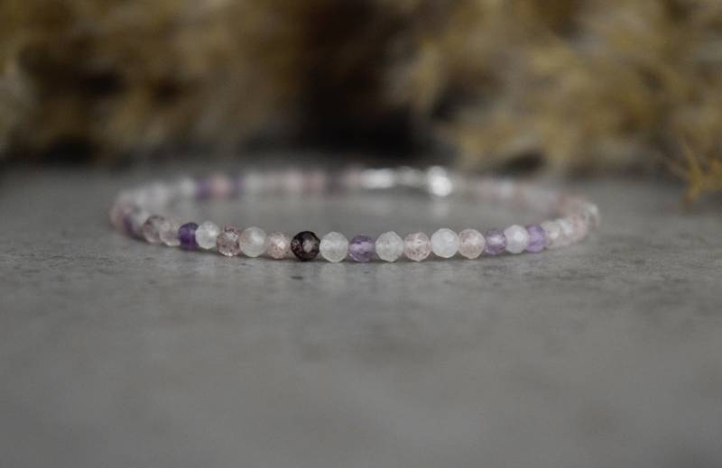 Sieben Chakra Armband, Super Seven Armband - Femme, Zartes Rosy Rot Mauve Kristall Mit Gold Vermeil 3 Mm von OberiaJewelry