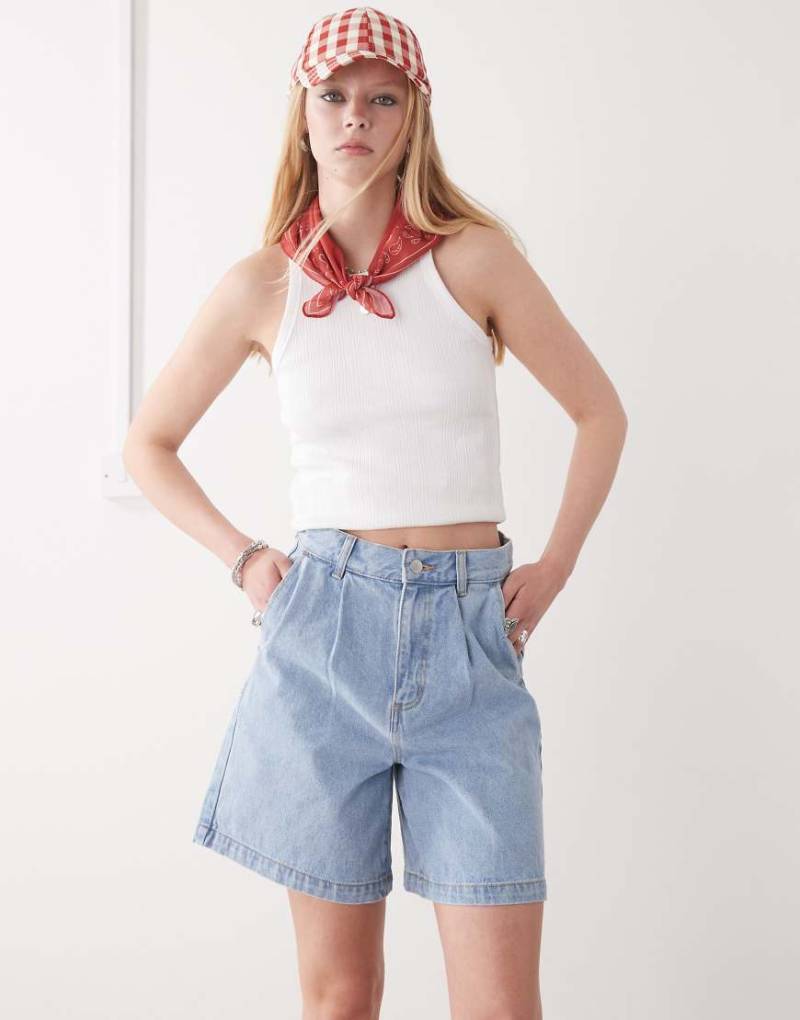 Obey - Eli - Jeansshorts in verwaschenem Hellblau mit Bundfalten von Obey