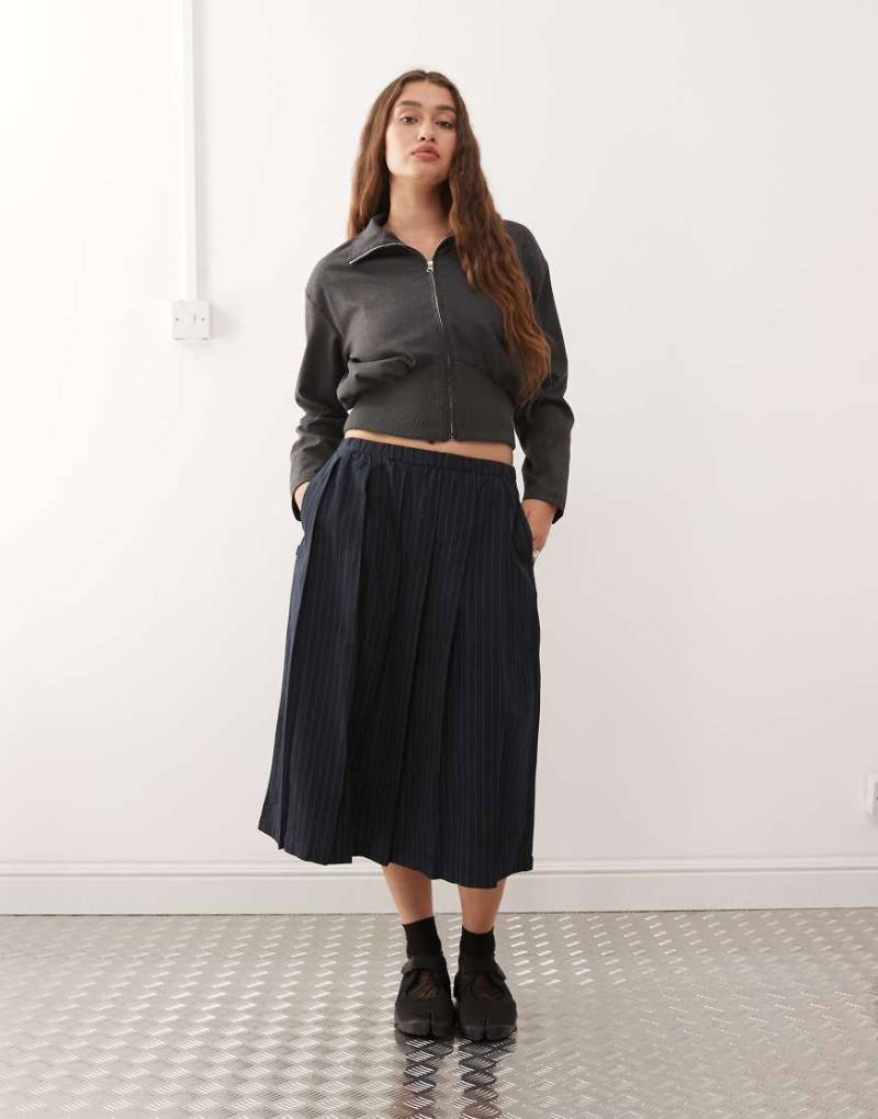 Obey - Madeline - Mini-Faltenrock in Marineblau mit Nadelstreifen von Obey