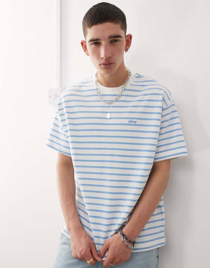Obey - Observe - Relaxed Fit T-Shirt in Weiß mit blauen Streifen und Logo von Obey