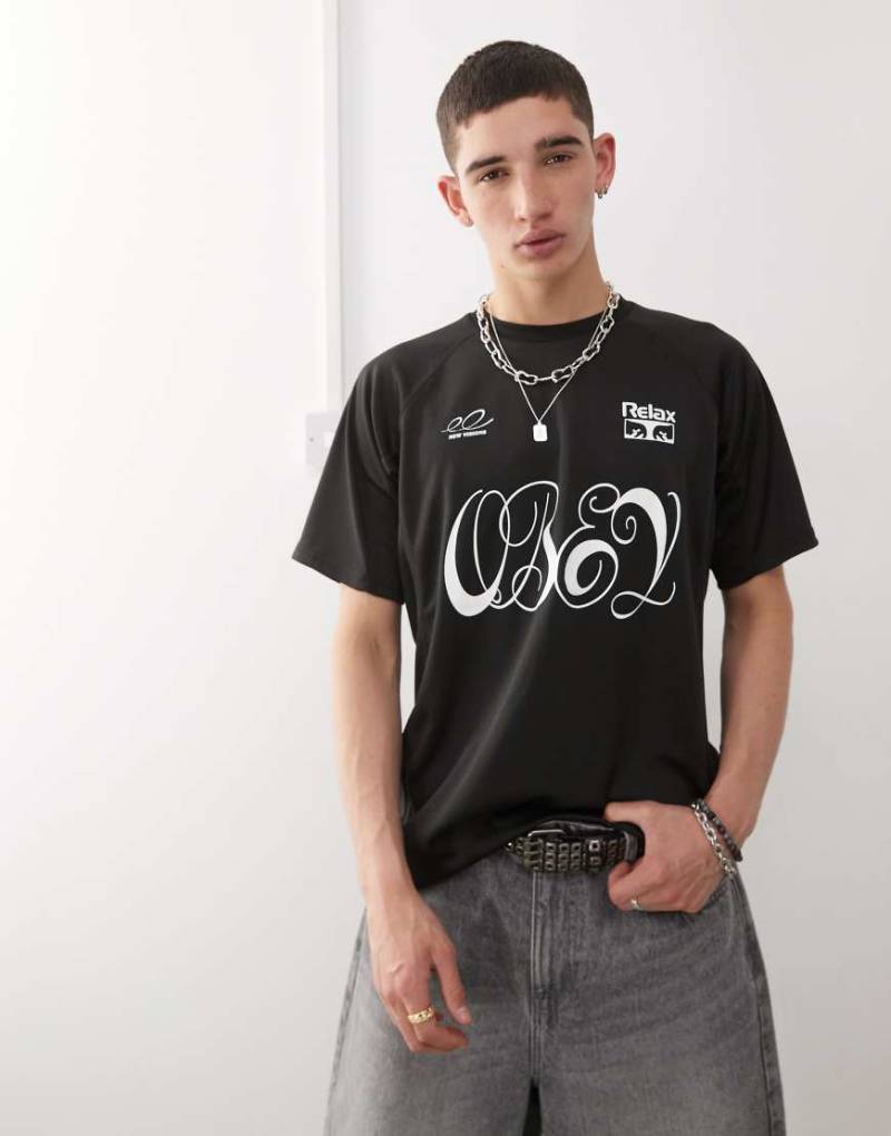 Obey - Plaza Active - Fußball-T-Shirt in Schwarz mit Logo-Grafikprint von Obey