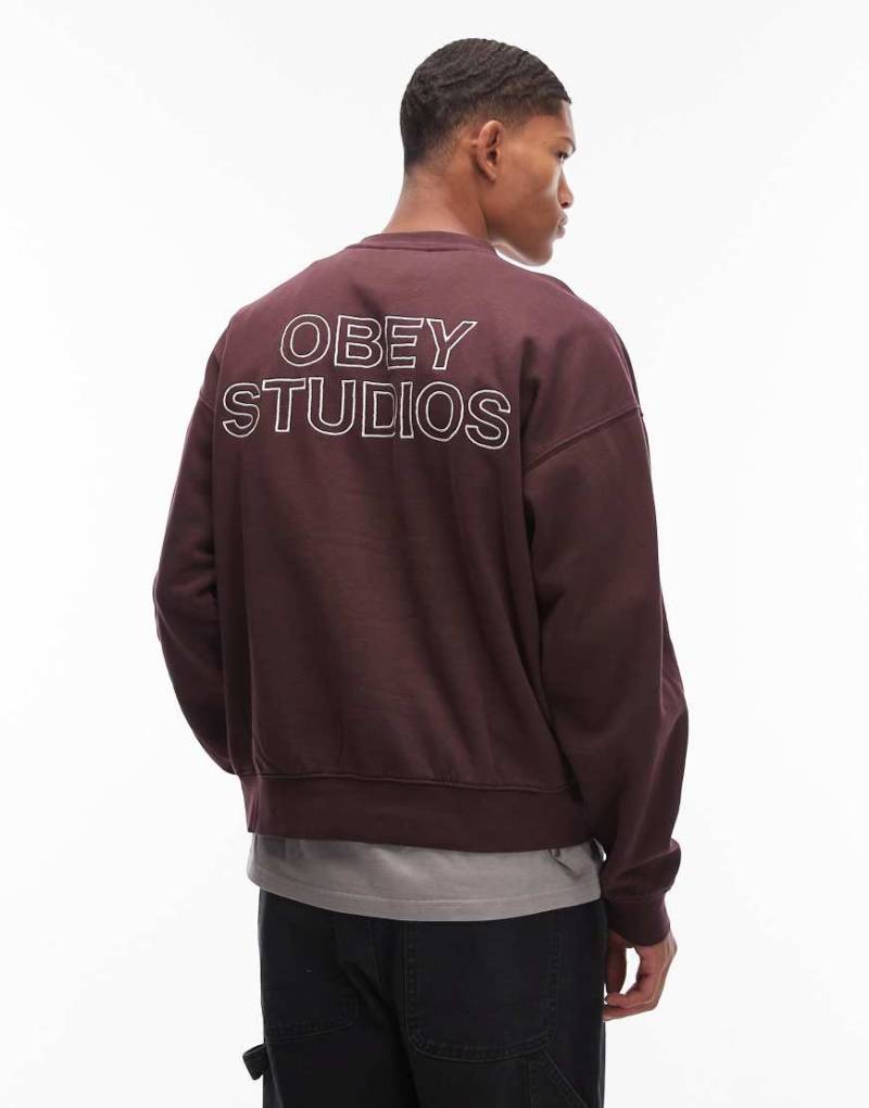Obey - Studios - Kastiges Sweatshirt in verwaschenem Burgunderrot mit Rückenprint von Obey