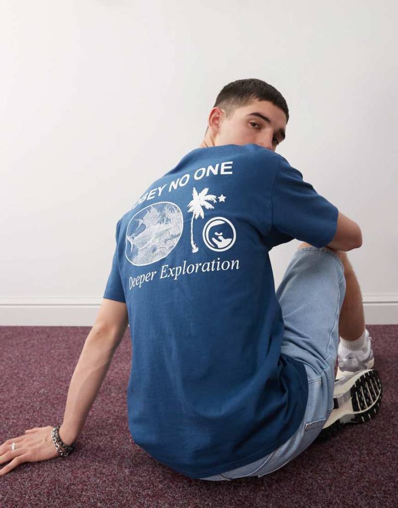 Obey - T-Shirt in Blau mit „Deeper Exploration"-Grafik auf dem Rücken von Obey