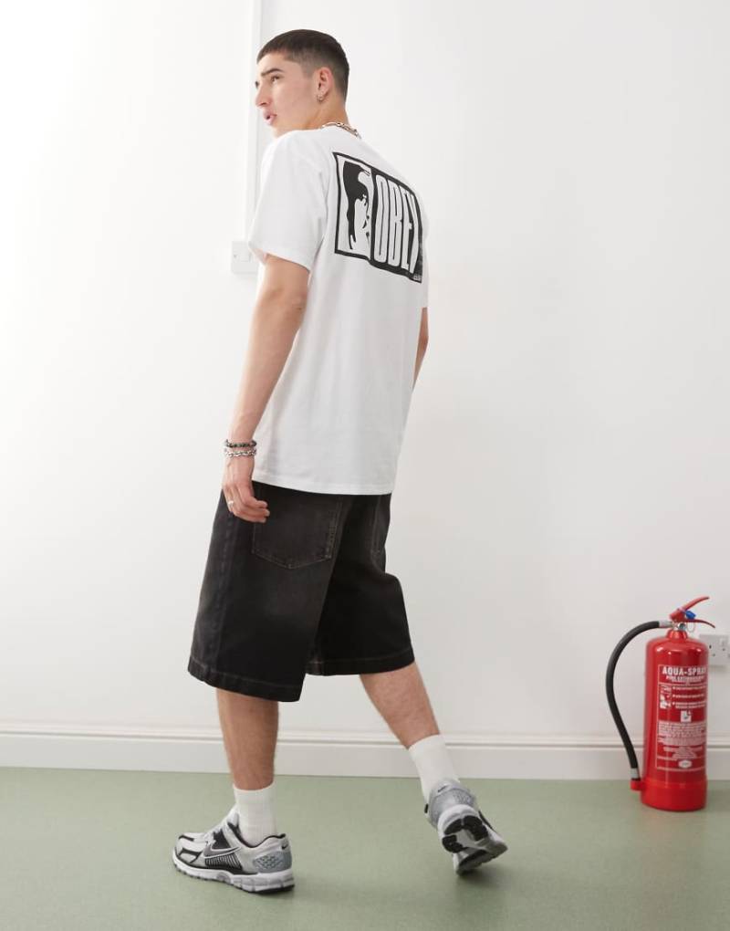 Obey - T-Shirt in Weiß mit halbem Markenlogo und Rückenprint von Obey