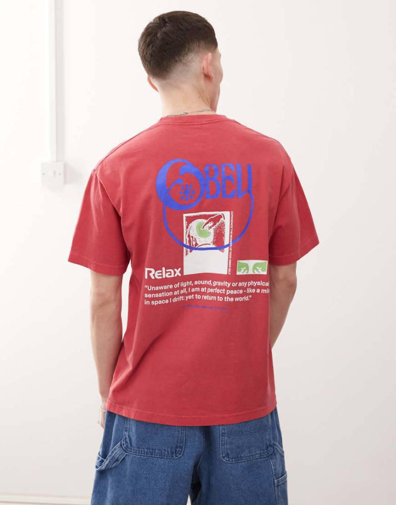 Obey - T-Shirt in pigmentiertem Himbeerrot mit „Relax"-Logo- und Rückenprint von Obey