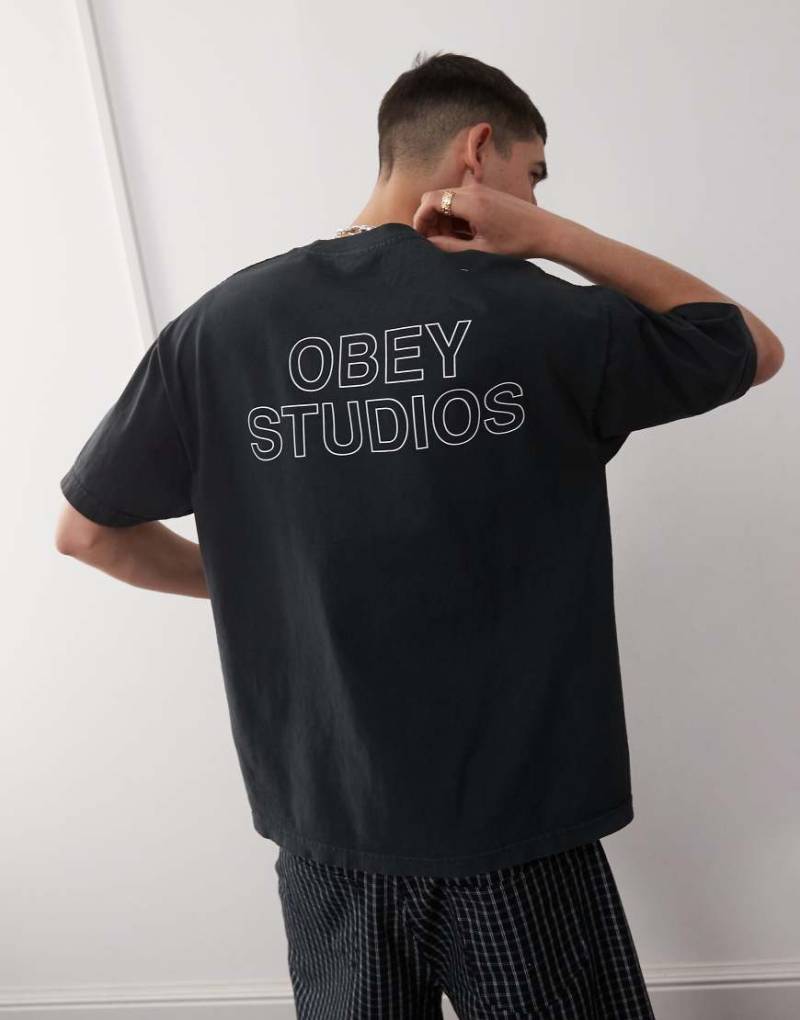 Obey - T-Shirt in pigmentiertem Vintage-Schwarz mit „Studios"-Logo und Rückenprint von Obey