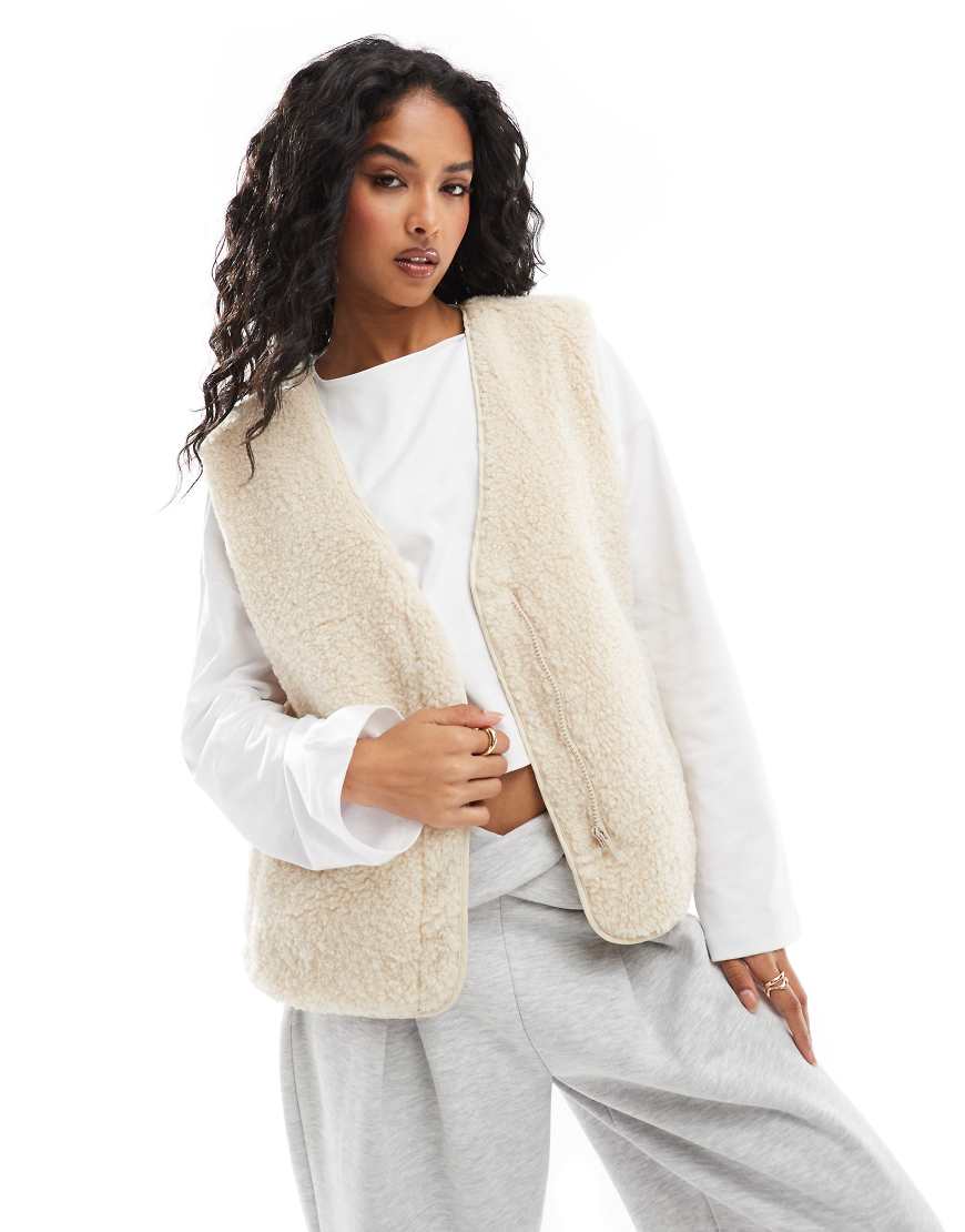 Object - Ärmellose Jacke aus Teddy-Fleece in Cremeweiß-Neutral Object - Ärmellose Jacke aus Teddy-Fleece in Cremeweiß-Neutral von Object