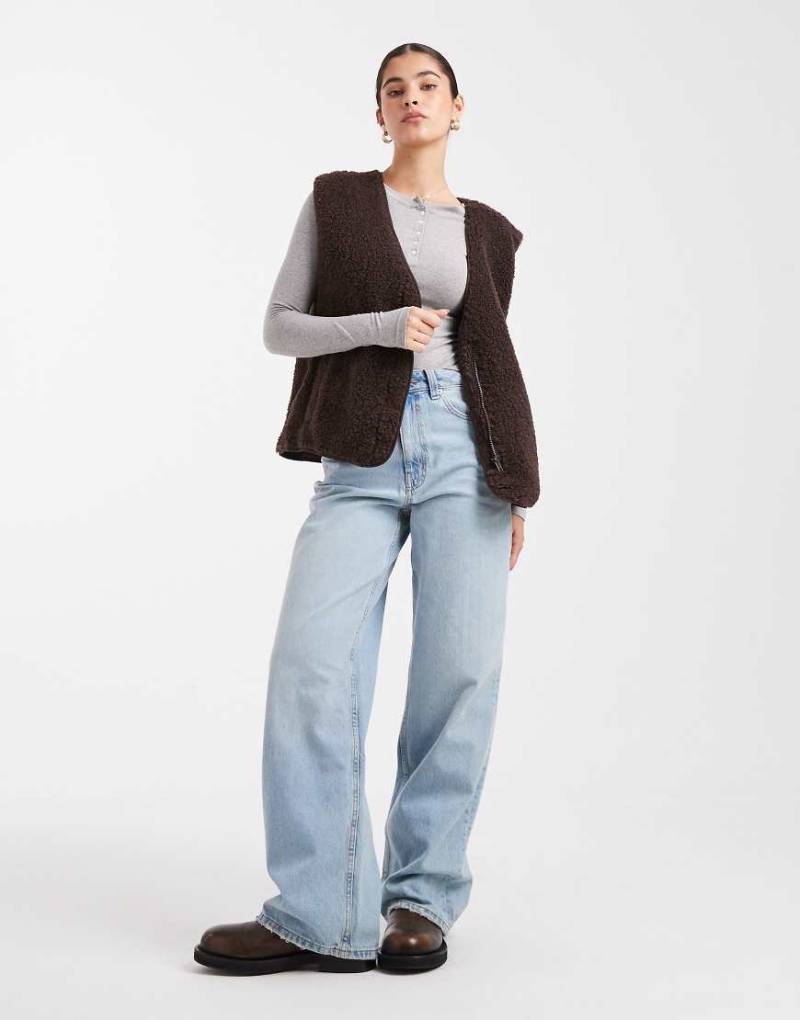 Object - Ärmellose Jacke aus Teddy-Fleece in Schokobraun-Brown von Object