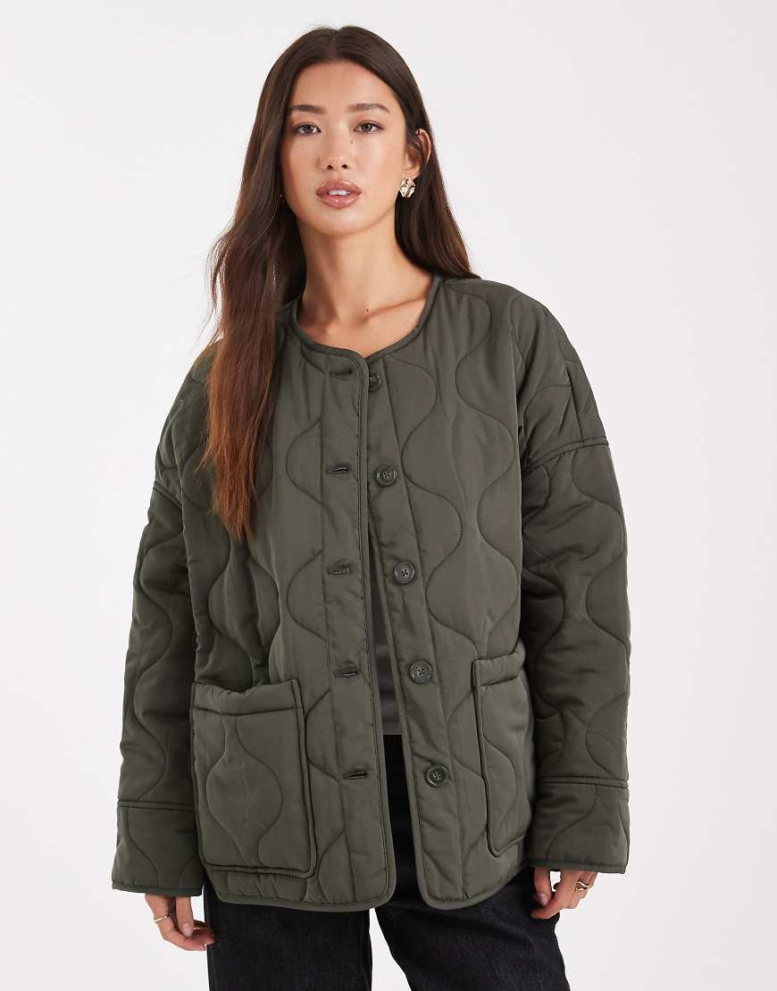 Object - Bomberjacke in Grün mit Zwiebelsteppmuster und aufgesetzten Taschen vorne Object - Bomberjacke in Grün mit Zwiebelsteppmuster und aufgesetzten Taschen vorne von Object