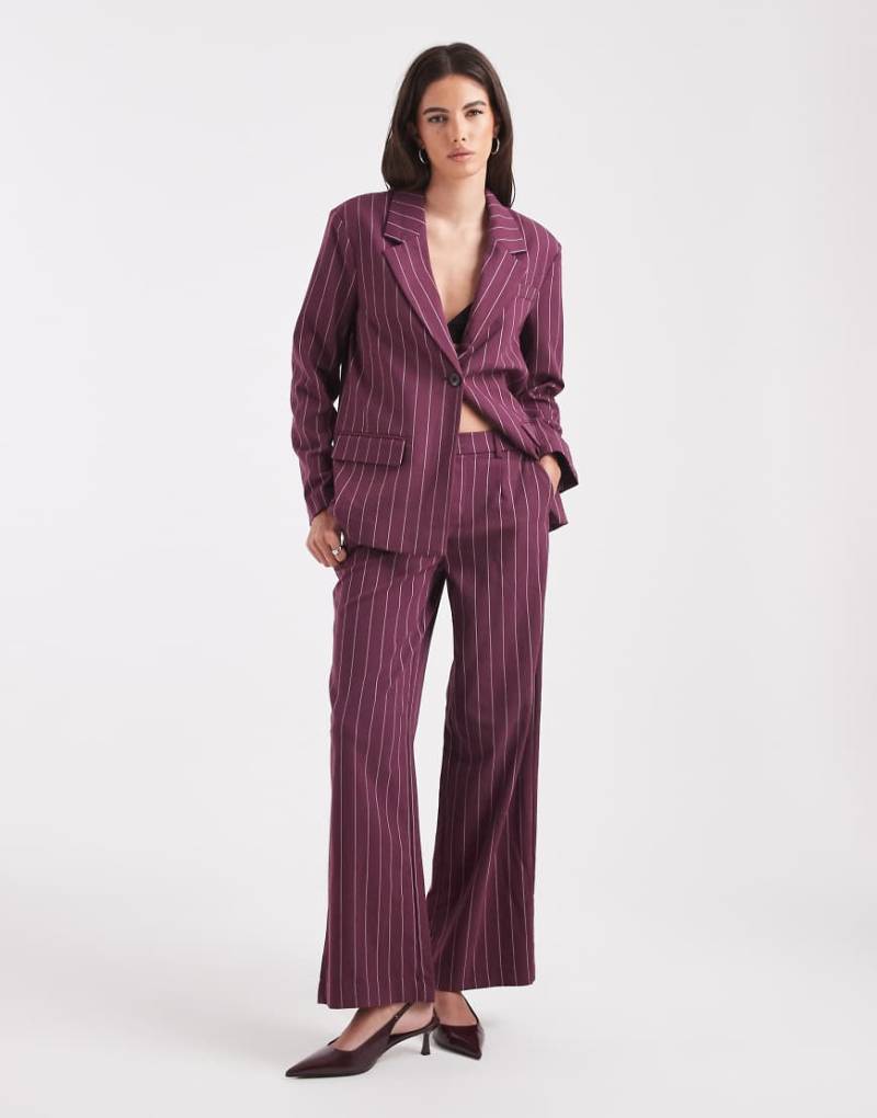 Object - Elegante Hose in Burgunderrot mit Nadelstreifen und weitem Bein, Kombiteil von Object