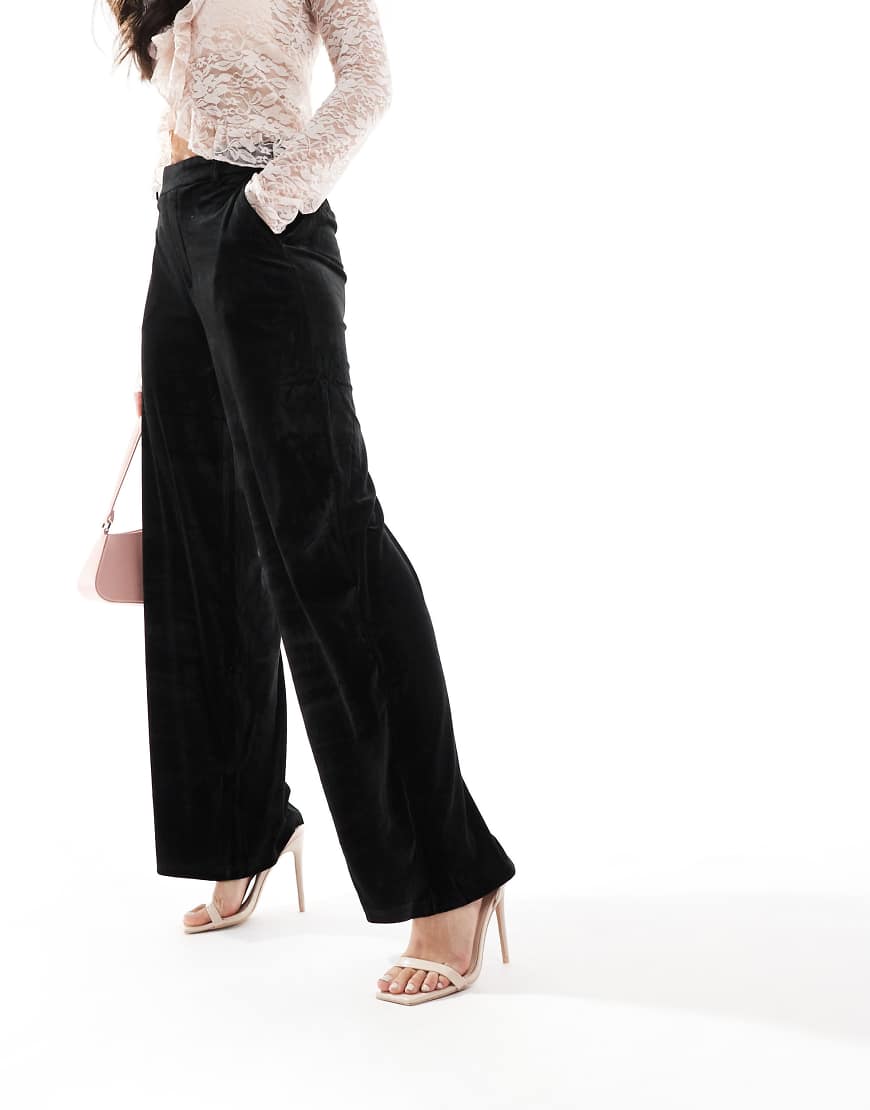Object - Elegante Samthose in Schwarz mit weitem Schnitt Object - Elegante Samthose in Schwarz mit weitem Schnitt von Object