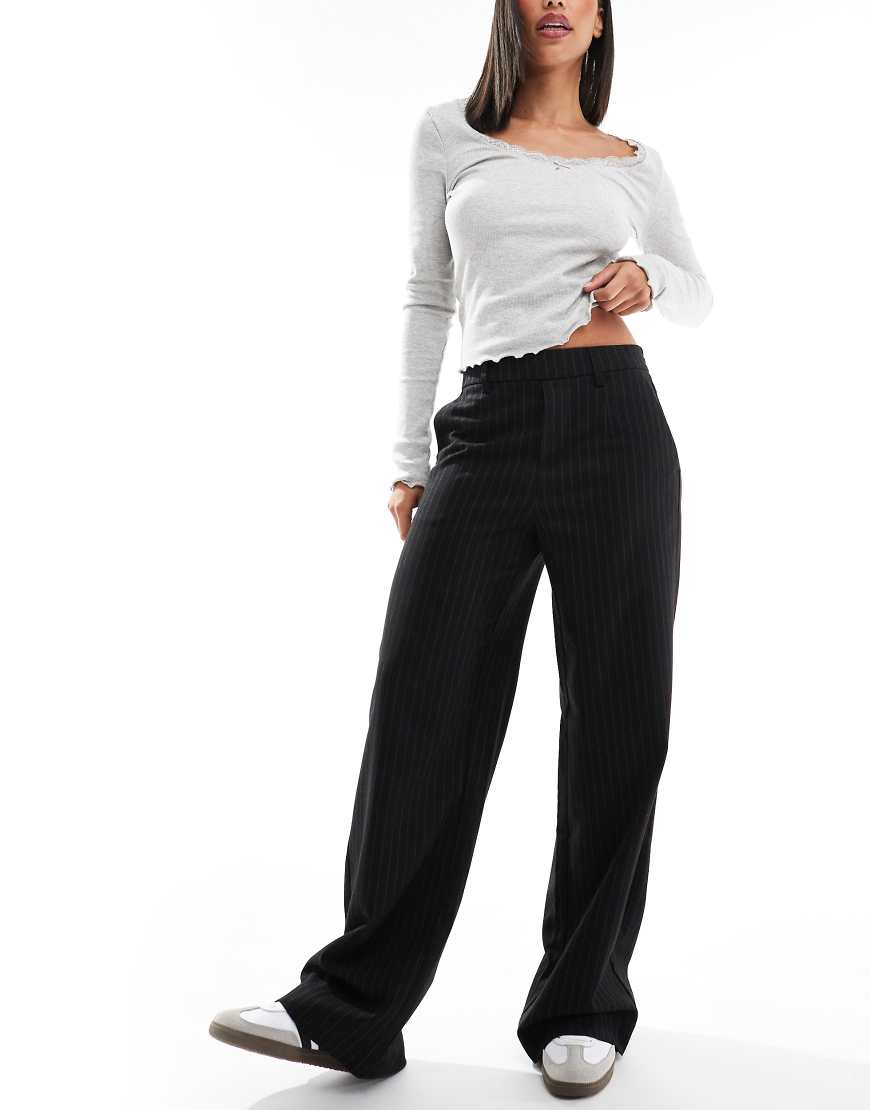 Object - Elegante Schlupfhose in Grau mit mittelhohem Bund und Nadelstreifen-Schwarz Object - Elegante Schlupfhose in Grau mit mittelhohem Bund und Nadelstreifen-Schwarz von Object