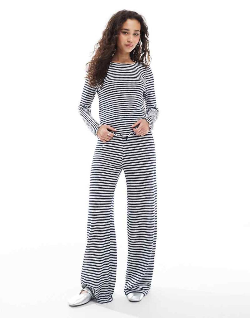 Object - Gerippte Hose aus Jersey in Marineblau gestreift mit weitem Bein, Kombiteil-Bunt Object - Gerippte Hose aus Jersey in Marineblau gestreift mit weitem Bein, Kombiteil-Bunt von Object