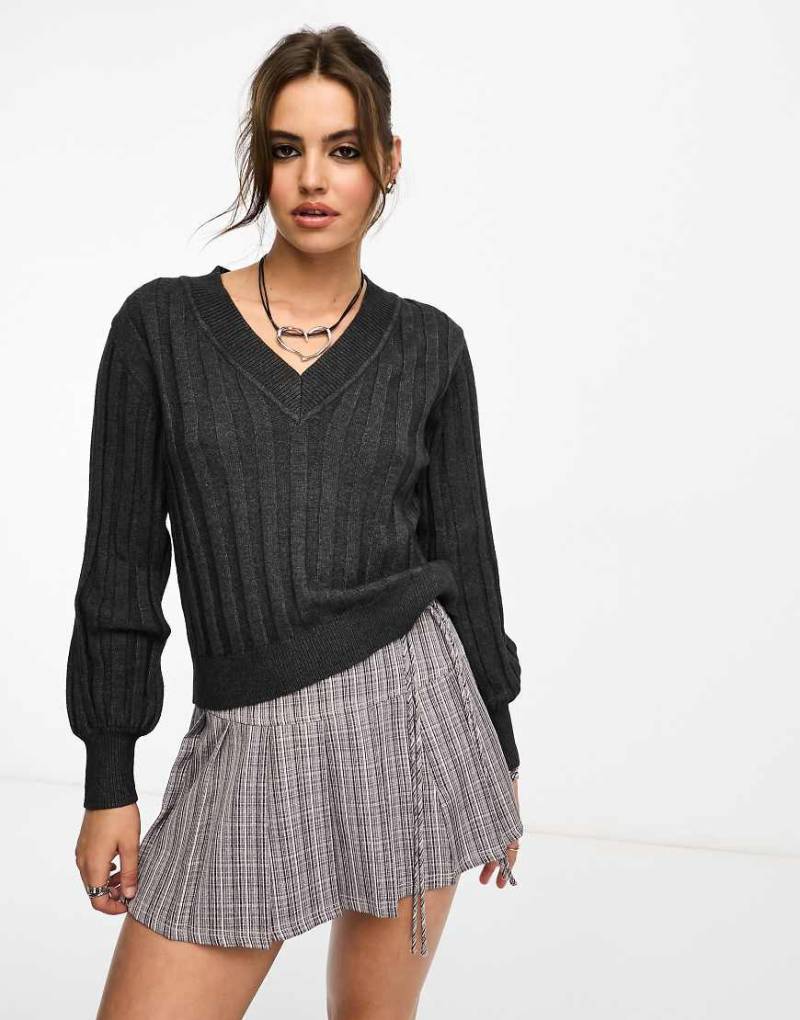 Object - Gerippter Strickpullover in Dunkelgrau mit V-Ausschnitt von Object