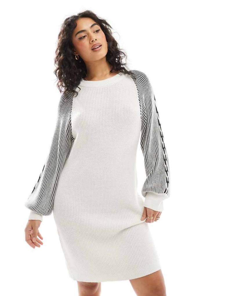 Object - Geripptes Minikleid aus Grobstrick in Cremeweiß-Schwarz von Object