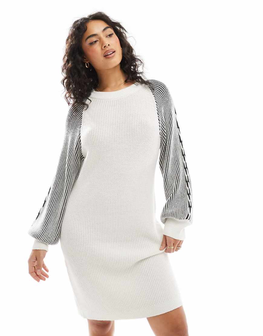 Object - Geripptes Minikleid aus Grobstrick in Cremeweiß-Schwarz von Object