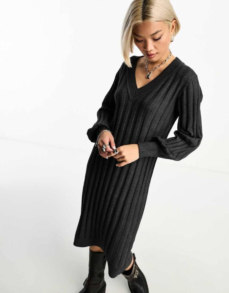 Object - Geripptes Strick-Pulloverkleid in Dunkelgrau mit V-Ausschnitt von Object