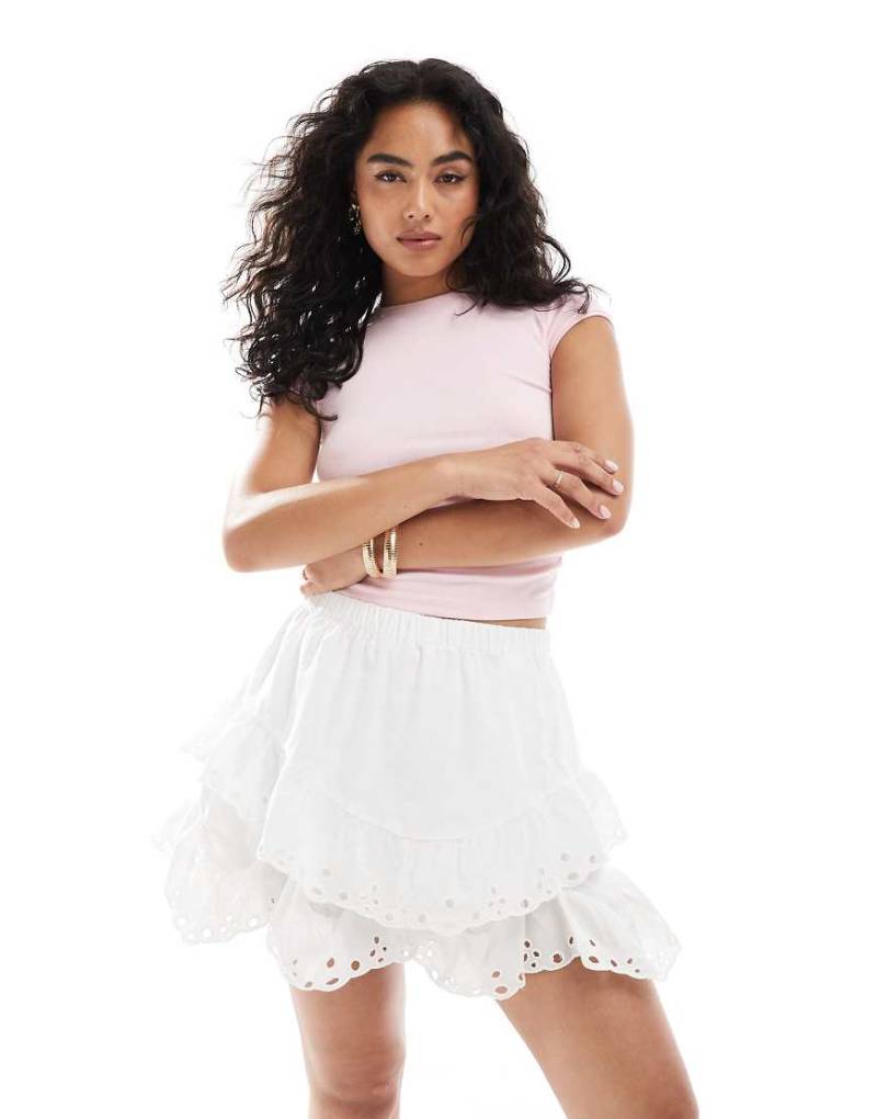 Object - Gestufter Mini-Skort in Weiß mit Lochstickerei von Object
